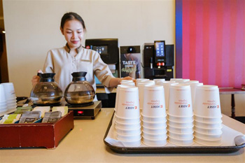 A hand holding a coffee cup  Description automatically generated with medium confidence